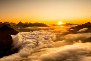 Sonnenuntergang und das aufziehen von dichtem Hochnebel über dem Achensee im Karwendel, gesehen vom Ebener Joch im Rofangebirge Sonnenuntergang und das aufziehen von dichtem Hochnebel über dem Achensee im Karwendel, gesehen vom Ebener Joch im Rofangebirge